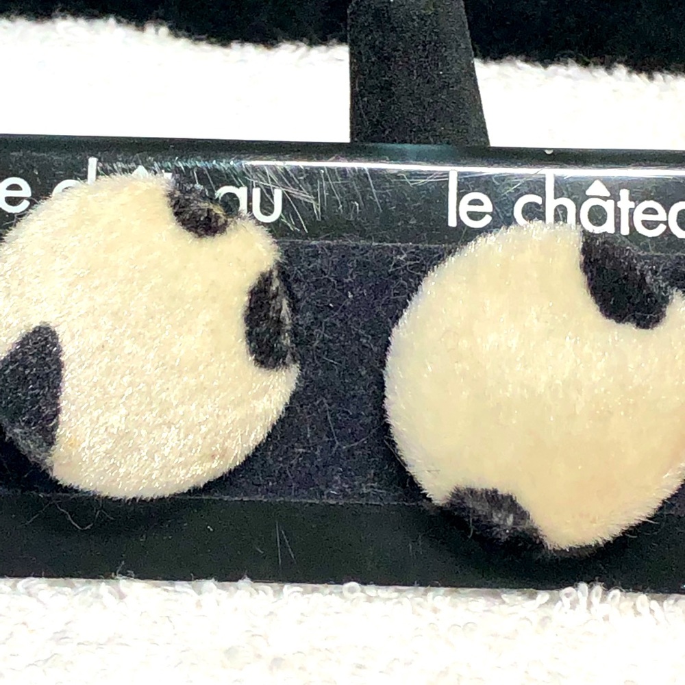 2/12 ⭐️💜le chateau clip on earrings -fuzzy Dalmatian look